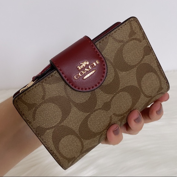 Coach Handbags - New💃Coach Medium Corner Zip Wallet In Signature Canvas